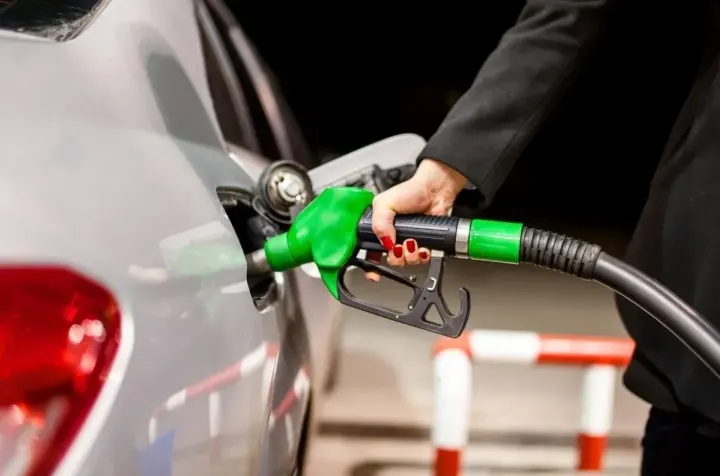 Benzine 2,74 TL Zam Geldi: Litre Fiyatı 75 TL'yi Aştı