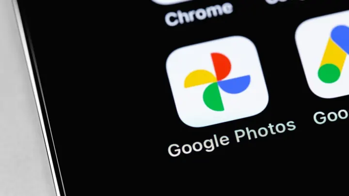 Yapay zeka destekli özellikler Google Photos'a eklendi.