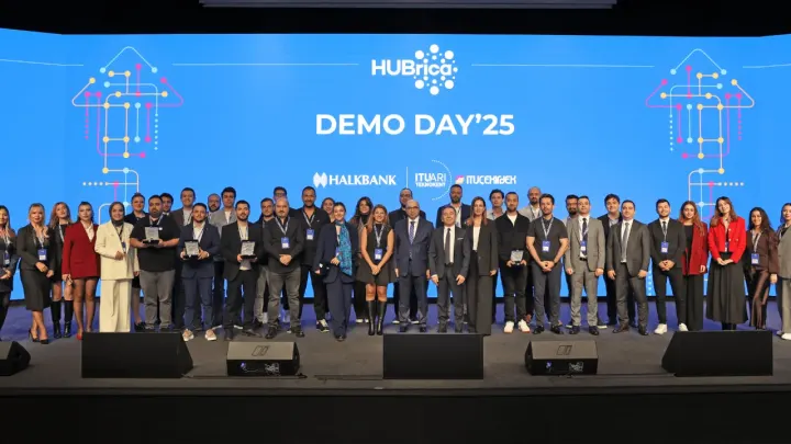 HUBrica Demo Day'de sunum yapan 9 girişim hakkında haber başlıkları.