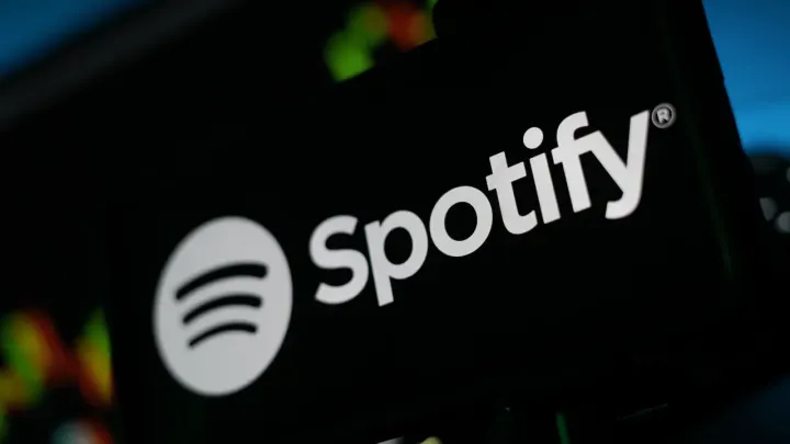 Spotify, 2026'da video podcast'lerini Netflix üzerinden yayınlamaya başlayacak.