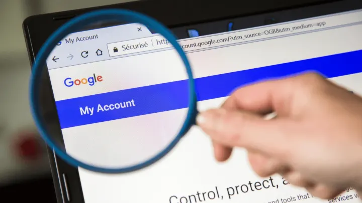 Google, hesap kurtarma sürecinde arkadaşları kişisel olarak ekleme imkanı sunuyor.