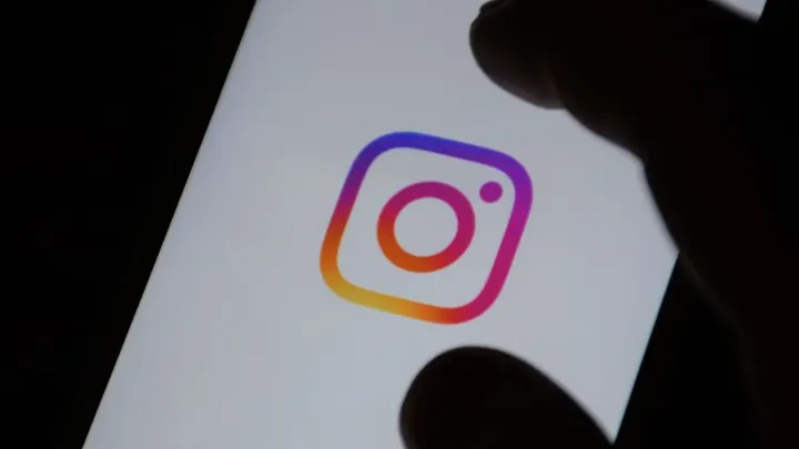 Instagram Hikayeler'e yapay zeka destekli "Restyle" düzenleme özelliği eklendi.