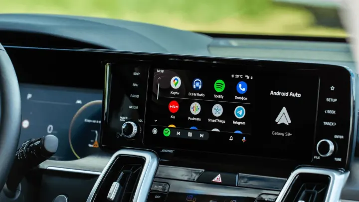 Google, Android Auto'da sürüş sırasında sesli moda geçiş özelliğini geliştiriyor.