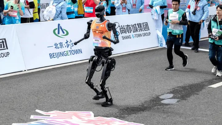 İnsan benzeri robotlar yarı maraton yarıştı.