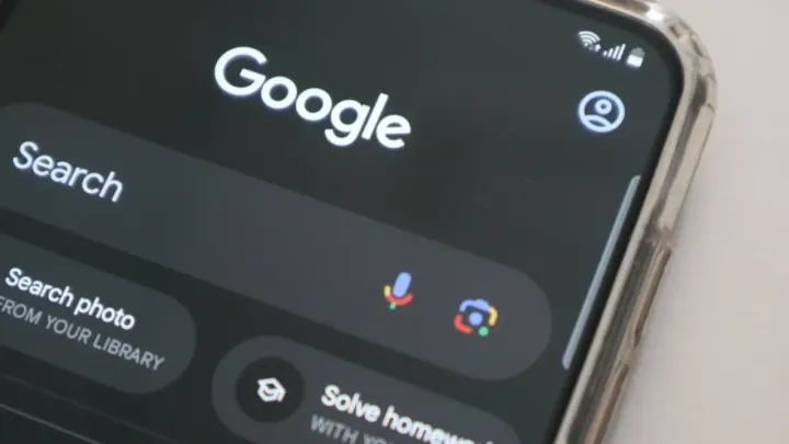 Google, arama sonuçlarını podcastlere dönüştüren yapay zeka özelliğini test ediyor.