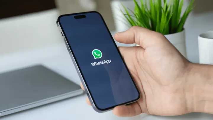 WhatsApp, uçtan uca şifreli yedeklemeler için passkey desteği sunmaya başlıyor.