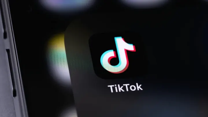 TikTok, içeriklere topluluk tabanlı açıklamalar eklemek için "Footnotes" özelliğini başlatıyor.
