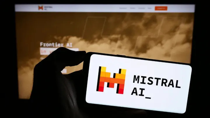 Mistral AI, 11.7 milyar euro değerleme ile 1.7 milyar euro yatırım aldı.