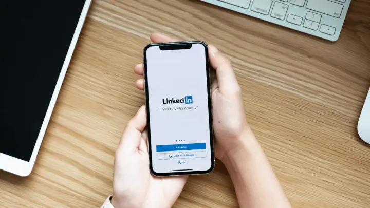 LinkedIn CEO'su, platformun yapay zeka yazım asistanının beklenen ilgiyi görmediğini açıkladı.