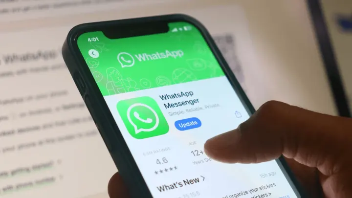 WhatsApp, iOS'te mesajlara akış odaklı yanıt özelliğini test ediyor.