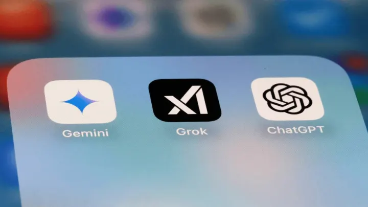 ChatGPT liderliğini sürdürürken, Gemini ve Grok arayı kapatıyor.