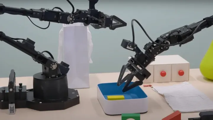 Google, Aloha 2 robot kol ve yapay zeka entegrasyonu ile fiziksel dünyada ilerliyor.