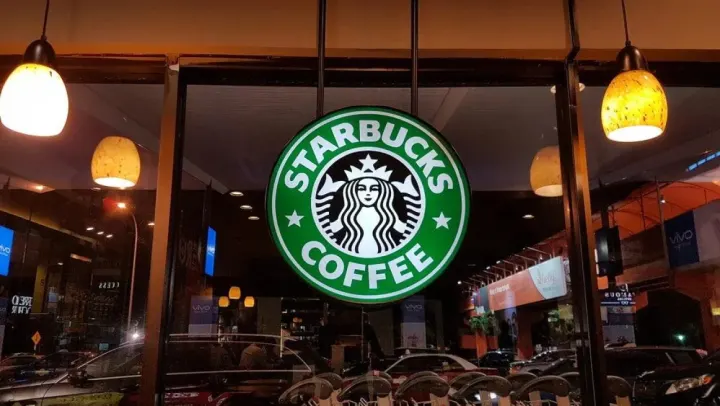 Starbucks ABD’de Mağaza Stratejisini Değiştiriyor: Yaklaşık 400 Şube Kapatılacak