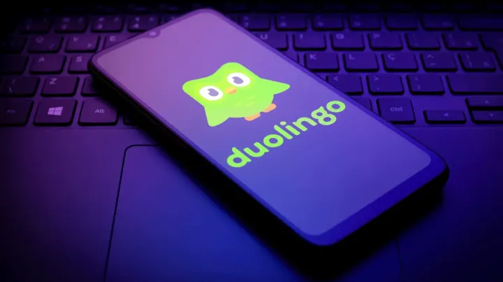 Duolingo, sözleşmeli çalışanları yerine yapay zeka kullanmaya başlıyor.