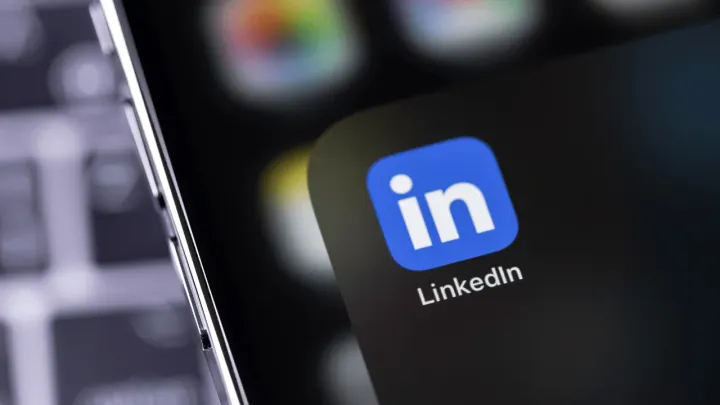 LinkedIn, yapay zeka tabanlı yeni arama sistemiyle kişilere ulaşmayı basit hale getiriyor.
