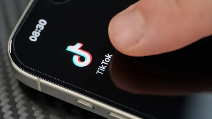 TikTok, kullanıcıların DM'lerde sesli mesaj ve görsel paylaşımını mümkün kıldı.