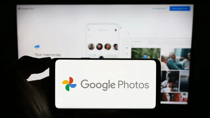 Google Fotoğraflar, yapay zeka ile geleneksel arama yöntemlerini birleştirerek akıllı arama özelliğini sunuyor.