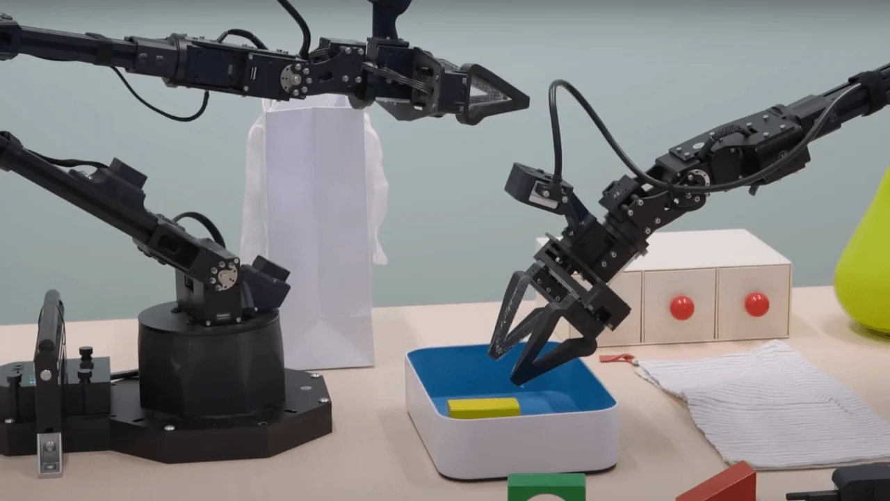 Google, Aloha 2 robot kol ve yapay zeka entegrasyonu ile fiziksel dünyada ilerliyor.