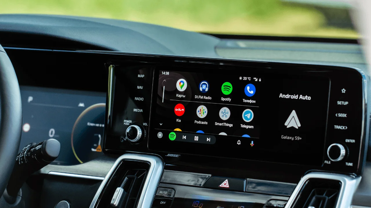 Google, Android Auto'da sürüş sırasında sesli moda geçiş özelliğini geliştiriyor.