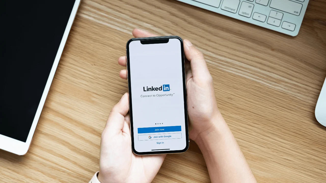 LinkedIn CEO'su, platformun yapay zeka yazım asistanının beklenen ilgiyi görmediğini açıkladı.