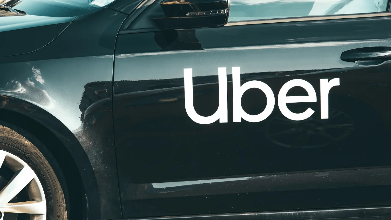 Uber, Lucid ve Nuro ile iş birliği yaparak robotaksi hizmetini başlatıyor.