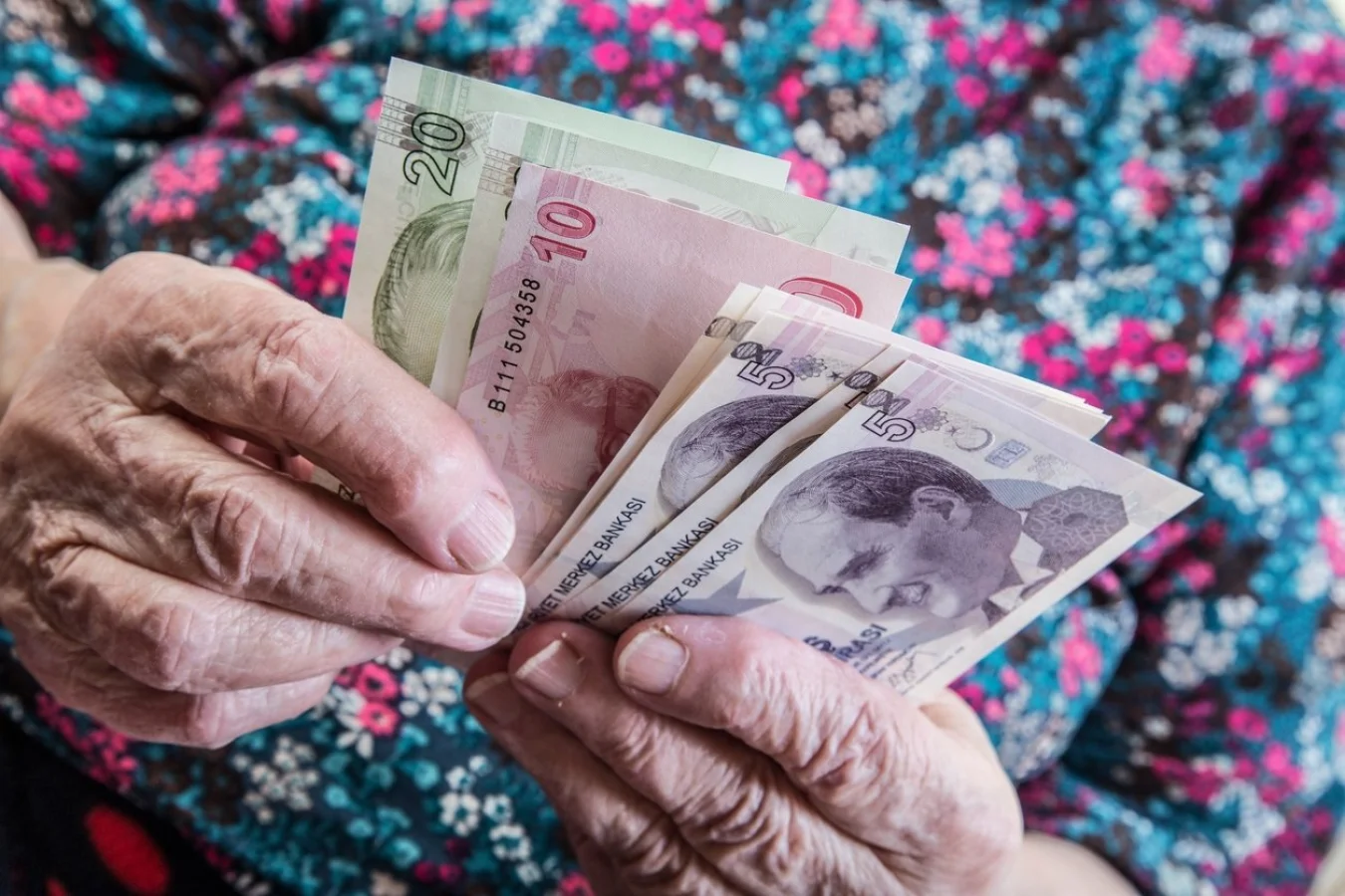 Bakan Şimşek'in Enflasyon Tahmini Sonrası Memur ve Emekliye Temmuz Zammı Beklentisi Yeniden Hesaplandı